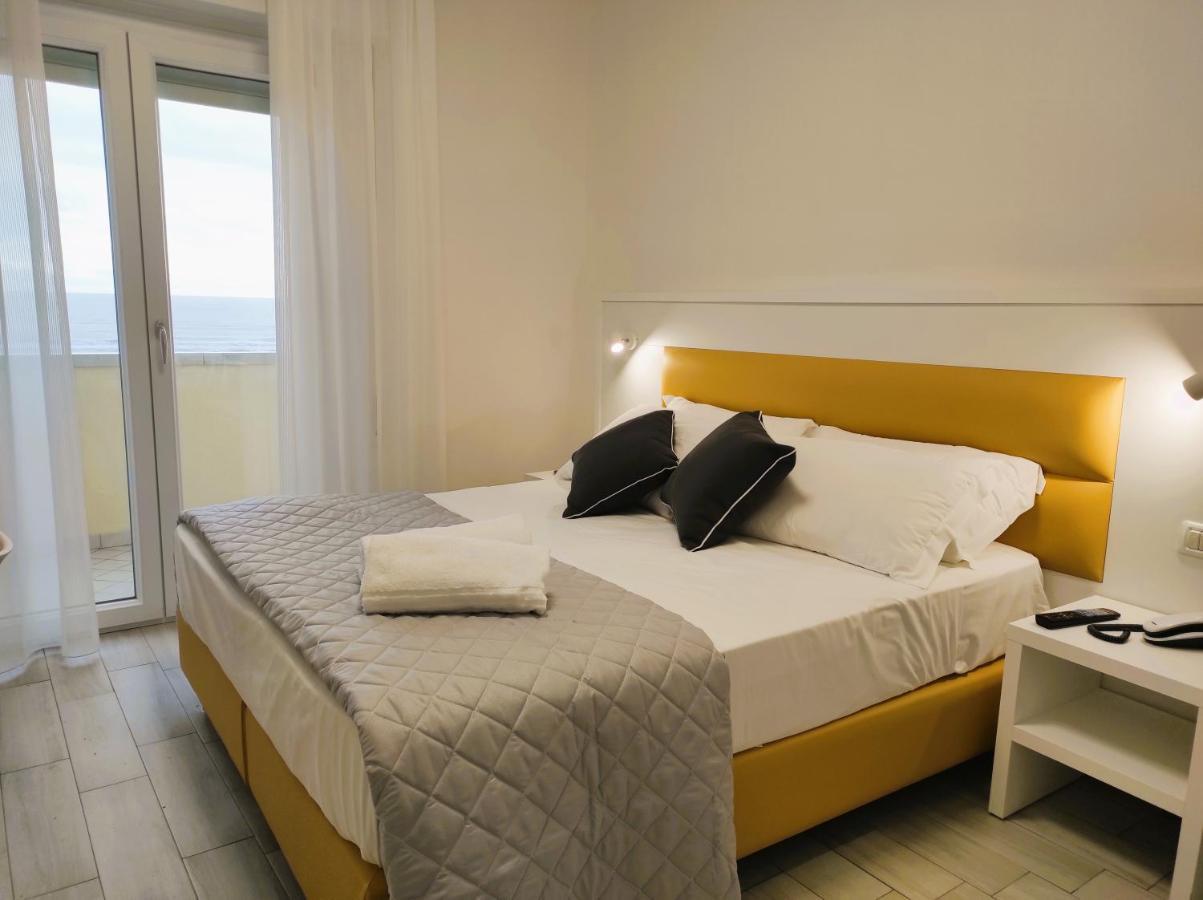 Hotel Gran San Bernardo Riccione Exterior foto